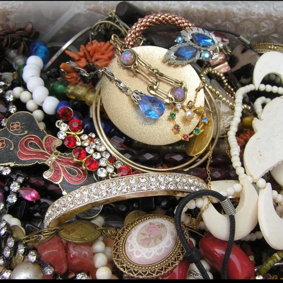 4 LBS Vintage jewelry lot - Picture 2 of 7